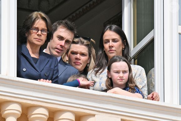 Dans le podcast Monaco info en juillet 2024, la princesse s'était confiée sur son rôle de maman et son astuce pour trouver l'harmonie avec sa tribu recomposée
La princesse Stéphanie de Monaco, Louis Ducruet, Camille Gottlieb et Pauline Ducruet - Le prince de Monaco fête son anniversaire (66 ans) en famille sur la Place du Palais princier de Monaco, le 14 mars 2024. © Bruno Bebert/Bestimage