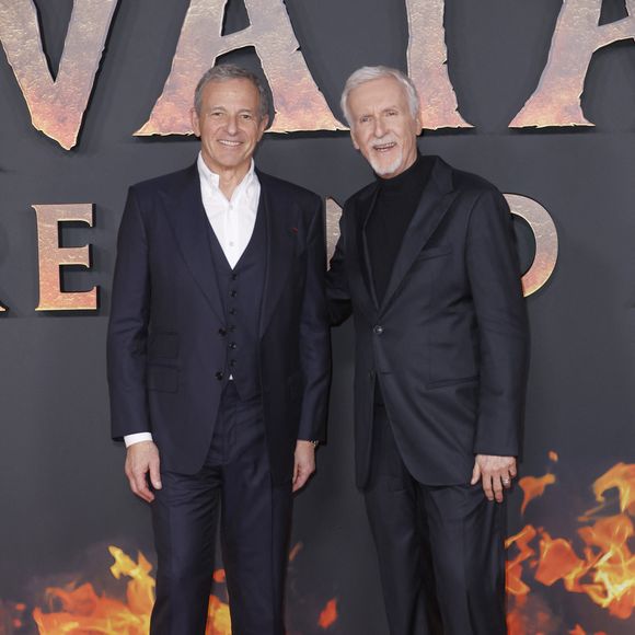 Cette transaction permet de mesurer l'envolée de la valeur des équipes NBA, alors que Forbes estimait en 2025 la valeur moyenne d'une franchise à 5,4 milliards de dollars. 

Bob Iger, James Cameron à la première de "Avatar : de Feu et de Cendres" à la Seine Musicale à Boulogne Billancourt le 5 décembre 2025. © Christophe Aubert via Bestimage