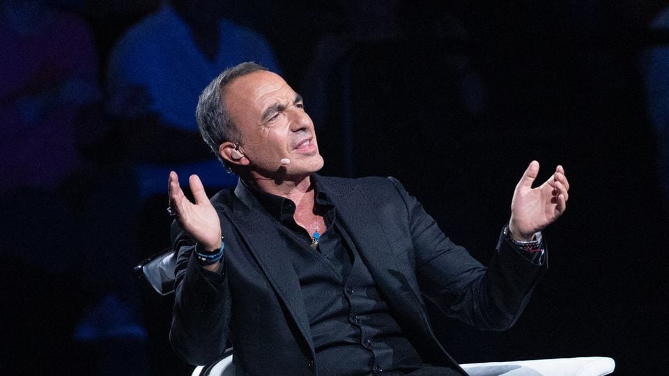 Nikos Aliagas surpris dans La Chanson secrète avec deux candidates de la Star Ac