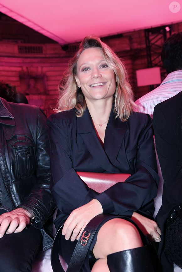 Caroline Vigneaux a alors raconté avoir une fois récupéré ses enfants pour des vacances estivales qui ne se sont pas déroulées comme prévu...

Caroline Vigneaux à la 17ème édition du Etam Live Show à la Monnaie de Paris le 24 septembre 2024.
© Rachid Bellak / Bestimage