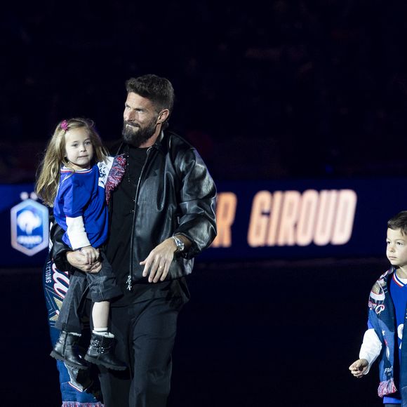 Olivier Giroud, entouré de ses enfants Aria, Aaron, Evan et Jade, reçoit un hommage au Stade de France avant le Quart de finale de la Ligue des Nations de l'UEFA 2025 "France - Croatie (2-0 / tab 5-4)" au Stade de France à Saint-Denis, le 23 mars 2025.
© Cyril Moreau/Bestimage