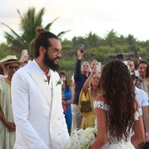Installé entre les États-Unis et l'Europe, il partage aujourd'hui sa vie avec le mannequin brésilien Lais Ribeiro avec laquelle il s'est marié le 13 juillet 2022 lors d'une cérémonie au Brésil.
Exclusif - Joakim Noah, Lais Ribeiro, Yannick Noah, Joalukas Noah - Joakim Noah et Lais Ribeiro se sont mariés devant leurs amis et leur famille sur la plage de Trancoso au Brésil le 13 juillet 2022 Backgrid USA / Bestimage