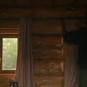 En outre, Vianney a opté pour un très joli tissu à fines rayures rouges et blanches pour habiller ses fenêtres et filtrer la lumière. 

Vianney a construit sa cabane