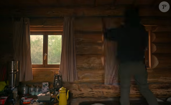 En outre, Vianney a opté pour un très joli tissu à fines rayures rouges et blanches pour habiller ses fenêtres et filtrer la lumière. 

Vianney a construit sa cabane