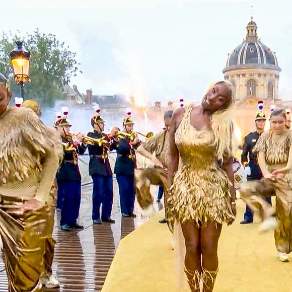 Elle était accompagnée de la Garde Républicaine

Aya Nakamura chante lors de la cérémonie d'ouverture des Jeux Olympiques (JO) de Paris 2024, à Paris, France, le 26 juillet 2024.