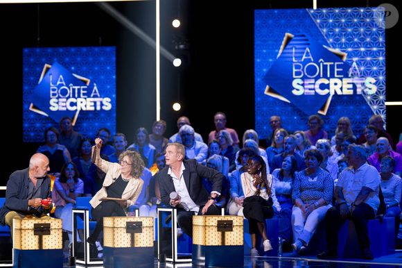 Exclusif - François Berléand, Mireille Dumas et Garou lors de l'enregistrement de l'émission "La Boîte à secrets", présentée par F.Bollaert et diffusée le 26 septembre 2025 sur France 3, dans les studios du Lendit à Saint-Denis, Seine Saint-Denis, France, le 8 septembre 2025. © Pierre Perusseau/Bestimage