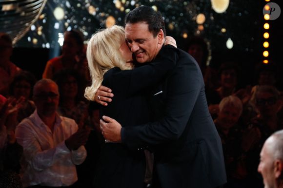 Tout comme Dany Brillant, qui a répondu présent au bras de sa mère.

Exclusif - Dany Brillant et sa mère Mireille Cohen lors de l'enregistrement de l'émission "Famille je vous aime" présentée par M. Drucker et qui sera diffusée le 13 juin 2025 sur France 3, aux Studios rive gauche à Paris, France, le 14 avril 2025. © Clovis-Gaffiot/Bestimage