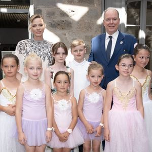 C'était le premier déplacement de la princesse Charlène de Monaco et ses enfants en Aveyron. Une venue symbolique forte.

Le prince Albert II de Monaco, la princesse Charlène de Monaco, le prince Jacques de Monaco, marquis des Baux, et la princesse Gabriella de Monaco, comtesse de Carladès, ont été accueillis à Mur-de-Barrez en Aveyron, le 9 juillet 2025. Ils posent avec les petites filles de l'école de danse de la commune.

© NivierePool/Bestimage