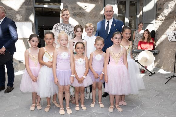 C'était le premier déplacement de la princesse Charlène de Monaco et ses enfants en Aveyron. Une venue symbolique forte.

Le prince Albert II de Monaco, la princesse Charlène de Monaco, le prince Jacques de Monaco, marquis des Baux, et la princesse Gabriella de Monaco, comtesse de Carladès, ont été accueillis à Mur-de-Barrez en Aveyron, le 9 juillet 2025. Ils posent avec les petites filles de l'école de danse de la commune.

© NivierePool/Bestimage