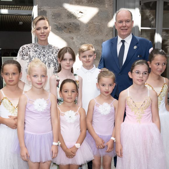 C'était le premier déplacement de la princesse Charlène de Monaco et ses enfants en Aveyron. Une venue symbolique forte.

Le prince Albert II de Monaco, la princesse Charlène de Monaco, le prince Jacques de Monaco, marquis des Baux, et la princesse Gabriella de Monaco, comtesse de Carladès, ont été accueillis à Mur-de-Barrez en Aveyron, le 9 juillet 2025. Ils posent avec les petites filles de l'école de danse de la commune.

© NivierePool/Bestimage