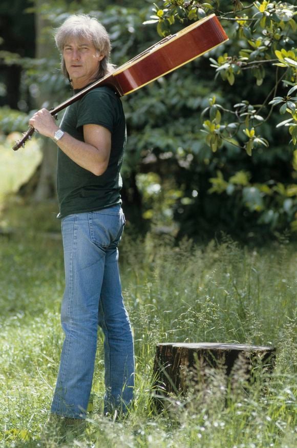 "Il y avait une dizaine d'arbres énormes comme celui-là, par exemple. Sans l'ombre d'un rayon de soleil dans le jardin. Alain Baraton, le grand jardinier de Versailles, m'avait prévenu"

Archive - Hugues Aufray - En France, Hugues AUFRAY posant en extérieur, sa guitare sur l'épaule, chez lui, dans sa maison de Marnes-la-Coquette Michel MARIZY via Bestimage