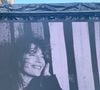 Pour rappel, initialement, cinq suspects avaient été interpellés au début des investigations. 

Illustration de l'écran géant devant l'église Saint-Roch, à l'occasion des obsèques de Jane Birkin à Paris le 24 juillet 2023. © Christophe Clovis/Bestimage