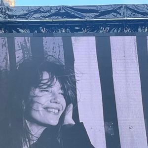 Pour rappel, initialement, cinq suspects avaient été interpellés au début des investigations. 

Illustration de l'écran géant devant l'église Saint-Roch, à l'occasion des obsèques de Jane Birkin à Paris le 24 juillet 2023. © Christophe Clovis/Bestimage