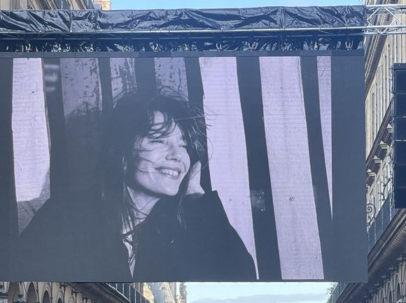 Pour rappel, initialement, cinq suspects avaient été interpellés au début des investigations. 

Illustration de l'écran géant devant l'église Saint-Roch, à l'occasion des obsèques de Jane Birkin à Paris le 24 juillet 2023. © Christophe Clovis/Bestimage