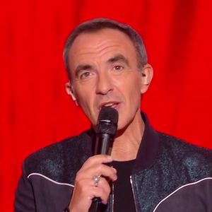En 2018, il a écorché le nom d’une grande artiste française en direct.

Nikos Aliagas dans The Voice