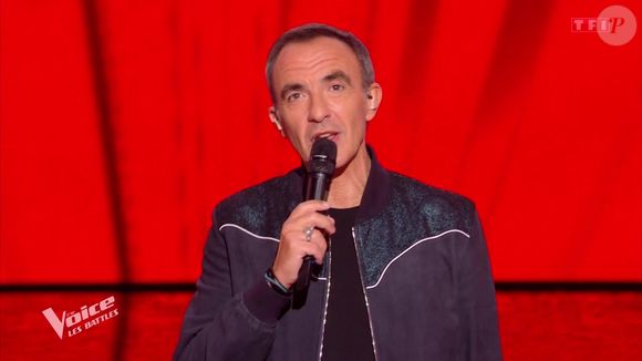 En 2018, il a écorché le nom d’une grande artiste française en direct.

Nikos Aliagas dans The Voice