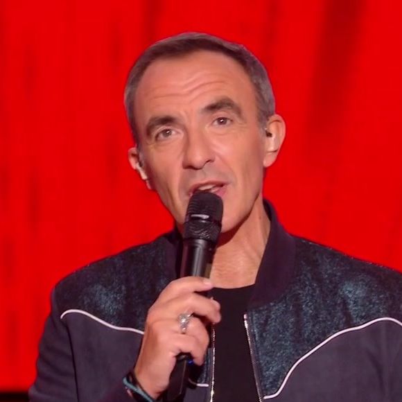 En 2018, il a écorché le nom d’une grande artiste française en direct.

Nikos Aliagas dans The Voice