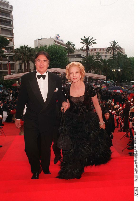 Sylvie Vartan et son mari Tony Scotti à la montée des marches du film La fin de la violence, 50ème Festival international du film de Cannes, France, le 12/05/1997. Crédit Angeli-Rindoff-Garcia / Bestimage
