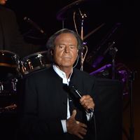 Julio Iglesias dans la tourmente : un système de recrutement controversé pointé du doigt