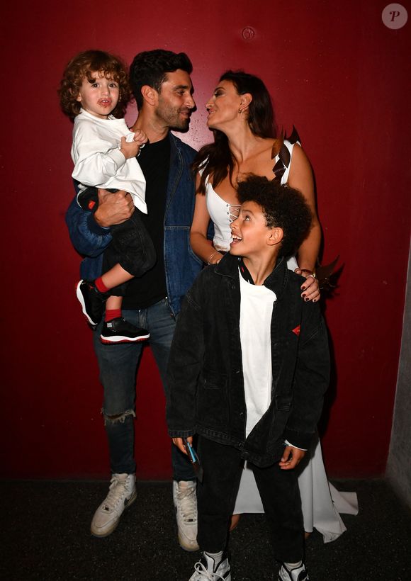 Elle explique : "Il faut dire aussi que je suis tombée enceinte au bout de deux mois".

Rachel Legrain Trapani, son compagnon Valentin Leonard avec leur fils Andrea et Gianni - Backstage lors du défilé d'ouverture du salon du chocolat 2022 à Paris porte de Versailles le 27 octobre 2022.
© Veeren / Pierre Perusseau / Bestimage