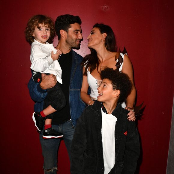Elle explique : "Il faut dire aussi que je suis tombée enceinte au bout de deux mois".

Rachel Legrain Trapani, son compagnon Valentin Leonard avec leur fils Andrea et Gianni - Backstage lors du défilé d'ouverture du salon du chocolat 2022 à Paris porte de Versailles le 27 octobre 2022.
© Veeren / Pierre Perusseau / Bestimage