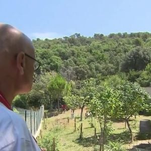 Michel Drucker dévoile des images de la maison de Mimie Mathy située à Vaison-la-Romaine dans l'émission Vivement dimanche le 9 février 2025 sur France 3.
