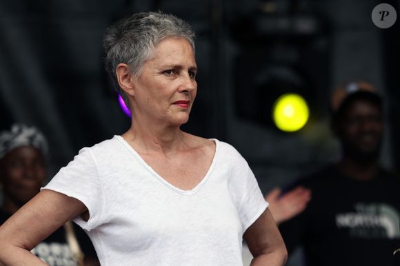 L'actrice française Anouk Grinberg lors d'un rassemblement de protestation contre le parti d'extrême droite français, le Rassemblement national (RN), lancé à l'initiative d'organisations de médias indépendants et co-organisé par des syndicats et des associations de la société civile, place de la République, Paris, France, le 27 juin 2024. © Stéphane Lemouton / Bestimage
