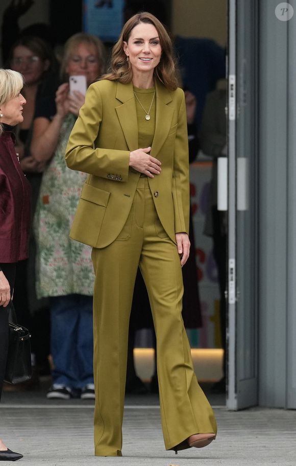 Kate Middleton est apparue très élégante mais un détail en particulier était visible. 

Kate Middleton, princesse de Galles, lors d'une visite à Home-Start à Oxford, le 9 octobre 2025. Home-Start UK se prépare à déployer une formation auprès de son réseau de 9 000 bénévoles sur la base de la série explicative du Centre for Early Childhood de la Royal Foundation. Photo : PA Photo/ Bestimage