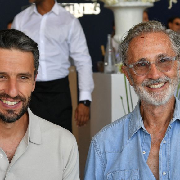 Il a évoqué cette nouvelle relation comme un soutien important dans sa vie personnelle.

Tony Estanguet, Thierry Lhermitte dans l’espace VIP “le Pavillon Eiffel,” lors de la 12ème édition Longines Paris Eiffel Jumping au pied de la Tour Eiffel sur le Champ-de-Mars à Paris, France le 21 juin 2026

© Perusseau / Veeren / Bestimage