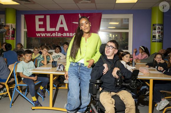 La chanteuse française Amel Bent lors de la lecture de la dictée ELA, avec le texte "L'oubliée" écrit spécialement par Valérie Perrin pour la 22ème édition de la campagne "Mets tes baskets et bats la maladie" en soutien à l'Association Européenne de Leucodystrophie (ELA) à l'école de Bougival, France, le 14 octobre 2025. © Pierre Perusseau/Bestimage