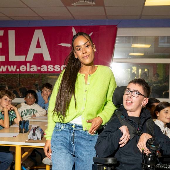 La chanteuse française Amel Bent lors de la lecture de la dictée ELA, avec le texte "L'oubliée" écrit spécialement par Valérie Perrin pour la 22ème édition de la campagne "Mets tes baskets et bats la maladie" en soutien à l'Association Européenne de Leucodystrophie (ELA) à l'école de Bougival, France, le 14 octobre 2025. © Pierre Perusseau/Bestimage