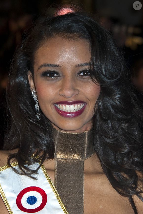 Miss France 2014 Flora Coquerel arrivant à la cérémonie des NRJ Music Awards 2014 qui s'est tenue au Palais des Festivals à Cannes, France, le 14 décembre 2013. Photo Nicolas Genin/ABACAPRESS.COM