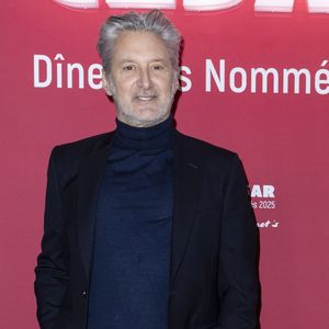 Info - Antoine de Caunes au photocall du dîner des nommés 2025 pour la cérémonie des Cesar au Fouquet's, le 10 février 2025.

Photo : Olivier Borde / Bestimage