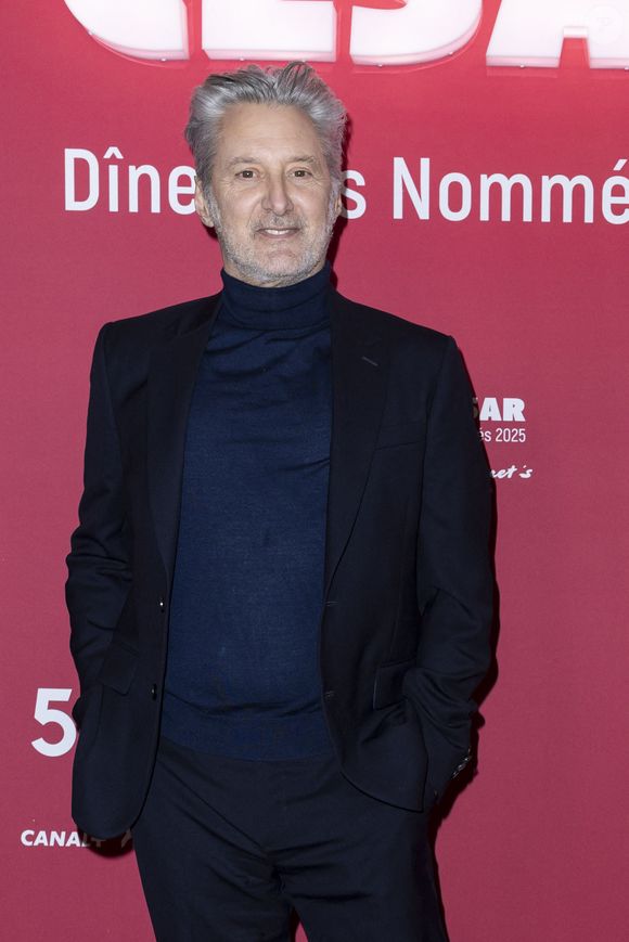 Info - Antoine de Caunes au photocall du dîner des nommés 2025 pour la cérémonie des Cesar au Fouquet's, le 10 février 2025.

Photo : Olivier Borde / Bestimage