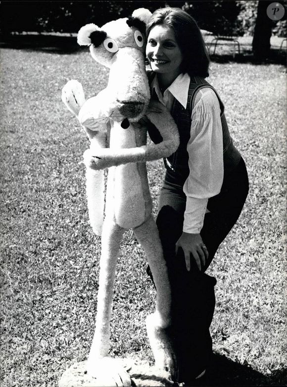 Née baronne en Hongrie, elle a fui le communisme enfant avant de s’installer successivement en Autriche, aux États-Unis puis en Angleterre. 

9 septembre 1975 – « Le Retour de la Panthère Rose » – À Gstaad a eu lieu la présentation du nouveau film « Le Retour de la Panthère Rose », avec Peter Sellers et Catherine Schell.

Sur la photo : Catherine Schell tient la Panthère Rose – elle n’est pas dangereuse, vraiment.

Keystone Zurich, 15/09/75
(Crédit photo : © Keystone Pictures USA/ZUMAPRESS.com)