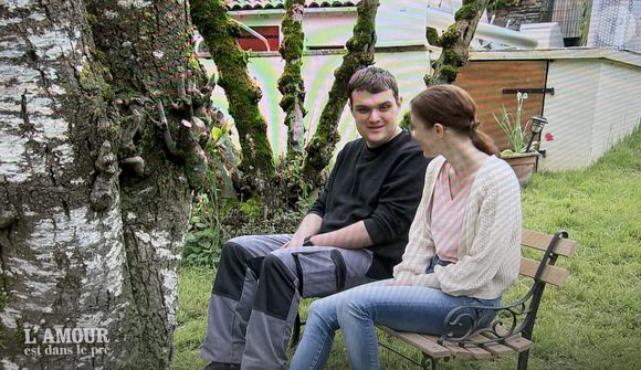 "Je suis désolé mais Clémence a tout pété dans ma tête. Tu es une fille extraordinaire et j'ai le cœur déchiré en te disant que je ne continuerai pas avec toi. Je sais que tu es déçue", lui a-t-il expliqué.

Mathieu annonce son choix entre Marie et Clémence dans L'amour est dans le pré