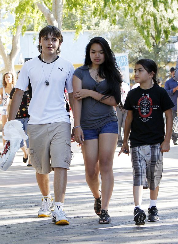 Le mercredi 3 août 2011, Prince, Paris et Blanket Jackson, alors âgés de 14, 13 et 9 ans, ont été photographiés en train de passer un après‑midi au parc d’attractions Six Flags Magic Mountain, à Valencia, près de Los Angeles. © Fame Pictures / Bestimage