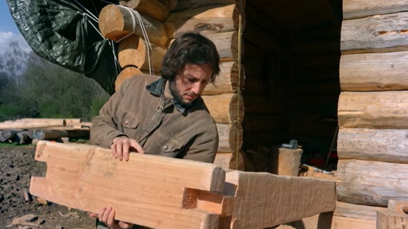 Vianney a fait quelques confidences au sujet de la construction de sa cabane. Vidéo Youtube