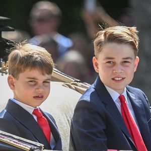 Le prince Louis de Galles, Le prince George de Galles - Les membres de la famille royale britannique arrivent à Buckingham Palace pour la cérémonie Trooping the Colour à Londres, le 14 juin 2025. Affecté par le crash du Boeing 787 Dreamliner à Ahmedabad du 12 juin, le souverain et les officiels porteront un brassard noir en hommage aux plus de 270 victimes. Bon nombre d'elles étaient des ressortissants britanniques.
© Backgrid / Bestimage