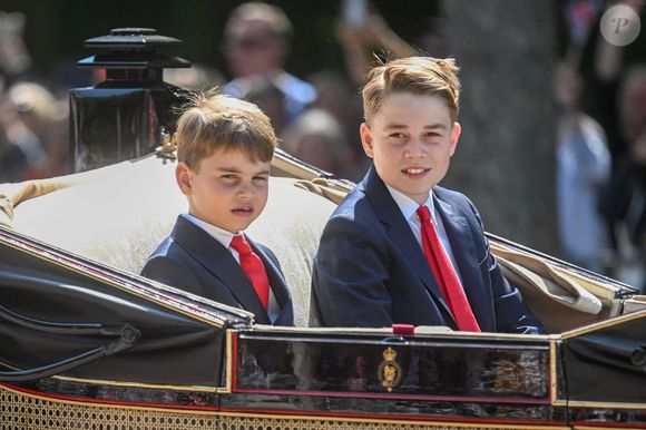 Le prince Louis de Galles, Le prince George de Galles - Les membres de la famille royale britannique arrivent à Buckingham Palace pour la cérémonie Trooping the Colour à Londres, le 14 juin 2025. Affecté par le crash du Boeing 787 Dreamliner à Ahmedabad du 12 juin, le souverain et les officiels porteront un brassard noir en hommage aux plus de 270 victimes. Bon nombre d'elles étaient des ressortissants britanniques.
© Backgrid / Bestimage