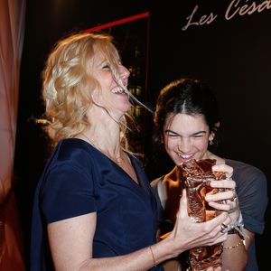 Sandrine Kiberlain (César de la meilleure actrice pour le rôle d'Ariane Felder dans 9 mois ferme) et sa fille Suzanne - Dîner au Fouquet's - 39ème cérémonie des Cesar à Paris, le 28 février 2014.