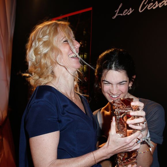 Sandrine Kiberlain (César de la meilleure actrice pour le rôle d'Ariane Felder dans 9 mois ferme) et sa fille Suzanne - Dîner au Fouquet's - 39ème cérémonie des Cesar à Paris, le 28 février 2014.
