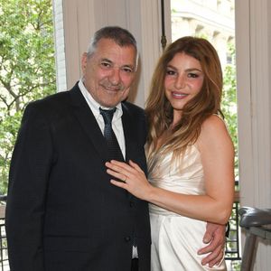 Lola Marois est une femme amoureuse et elle tient à le faire savoir !

Exclusif - Jean-Marie Bigard et sa femme Lola Marois - Jean-Marie Bigard et Lola Marois lors de la cérémonie oecuménique à l'occasion du renouvellement de leurs voeux pour leur 10 ans de mariage. © Coadic Guirec / Bestimage