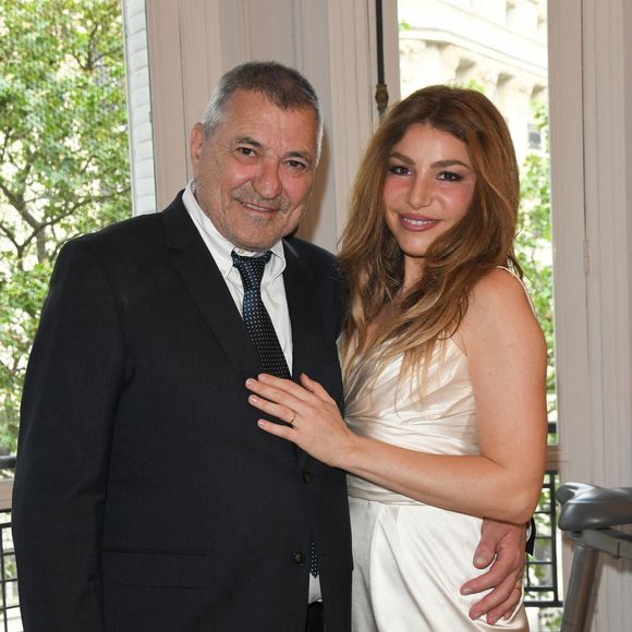 Lola Marois est une femme amoureuse et elle tient à le faire savoir !

Exclusif - Jean-Marie Bigard et sa femme Lola Marois - Jean-Marie Bigard et Lola Marois lors de la cérémonie oecuménique à l'occasion du renouvellement de leurs voeux pour leur 10 ans de mariage. © Coadic Guirec / Bestimage