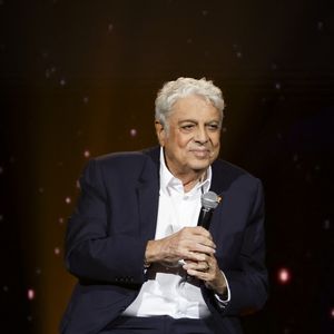 Exclusif - Enrico Macias, pour les surprises lors de l'enregistrement de l'émission "La Boîte à secrets", présentée par F.Bollaert et diffusée le 10 octobre 2025 sur France 3, dans les studios du Lendit à Saint-Denis, Seine Saint-Denis, France, le 22 septembre 2025. © Jack Tribeca/Bestimage