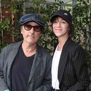 Exclusif - Yvan Attal et sa compagne Charlotte Gainsbourg - Célébrités aux Internationaux de France de Tennis de Roland Garros 2023 - Jour 13 à Paris le 09 Juin 2023. 

© Bertrand Rindoff / Bestimage