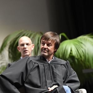 Mais Nicolas Hulot n'est pas pour autant un touriste, ni même un petit nouveau, dans ce splendide petit village qui surplombe la Manche. "La maison, j'y habite depuis 15 ans, expliquait l'ancien ministre au 'Soir', en 2019. La plage, je la fréquente depuis que je suis né." 

Cérémonie de remise des insignes de Docteur Honoris Causa à Nicolas Hulot lors de la rentrée académique de l'Université de Mons, Belgique le 10 octobre 2019. © Photonews / Bestimage