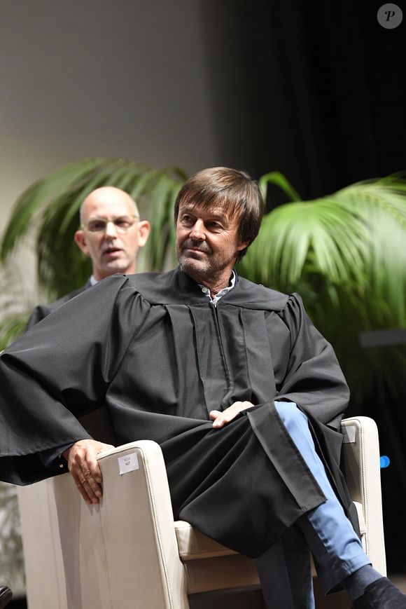 Mais Nicolas Hulot n'est pas pour autant un touriste, ni même un petit nouveau, dans ce splendide petit village qui surplombe la Manche. "La maison, j'y habite depuis 15 ans, expliquait l'ancien ministre au 'Soir', en 2019. La plage, je la fréquente depuis que je suis né." 

Cérémonie de remise des insignes de Docteur Honoris Causa à Nicolas Hulot lors de la rentrée académique de l'Université de Mons, Belgique le 10 octobre 2019. © Photonews / Bestimage
