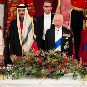 Le roi Charles III d'Angleterre et Camilla Parker Bowles, reine consort d'Angleterre, la princesse Anne - L'émir du Qatar Tamim ben Hamad Al-Thani et sa femme au dîner d'Etat au palais de Buckingham lors de sa visite d'Etat au Royaume-Uni, le 3 décembre 2024.