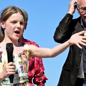 No Tabloïds - Le prince Albert II de Monaco, la princesse Charlène de Monaco, le prince Jacques de Monaco, marquis des Baux, et la princesse Gabriella de Monaco, comtesse de Carladès, ont été accueillis à Mur-de-Barrez en aveyron par M. Pierre Ignace, le maire de la commune et membre de la délégation officielle française lors de la récente visite d’État à Monaco. Une nouvelle médiathèque, créée par la Communauté de communes Aubrac-Carladez-Viadène, a été officiellement baptisée Médiathèque Princesse Gabriella, le 9 juillet 2025. © Bruno Bebert/Bestimage